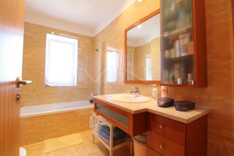 T2 c/ Suite-Garagem Box-Arrumos-Varanda