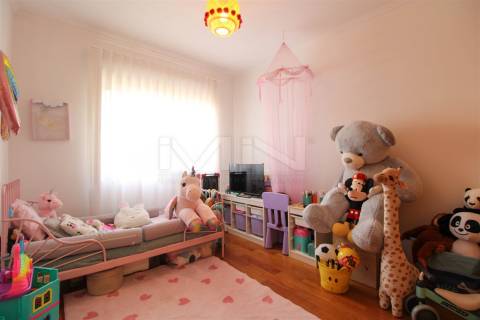T2 c/ Suite-Garagem Box-Arrumos-Varanda