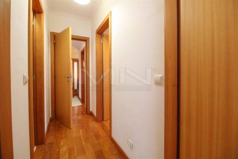 T2 c/ Suite-Garagem Box-Arrumos-Varanda