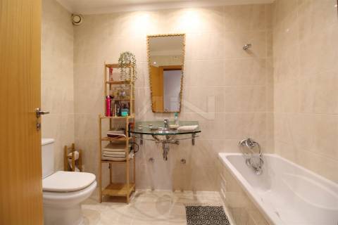 T2 c/ Suite-Garagem Box-Arrumos-Varanda