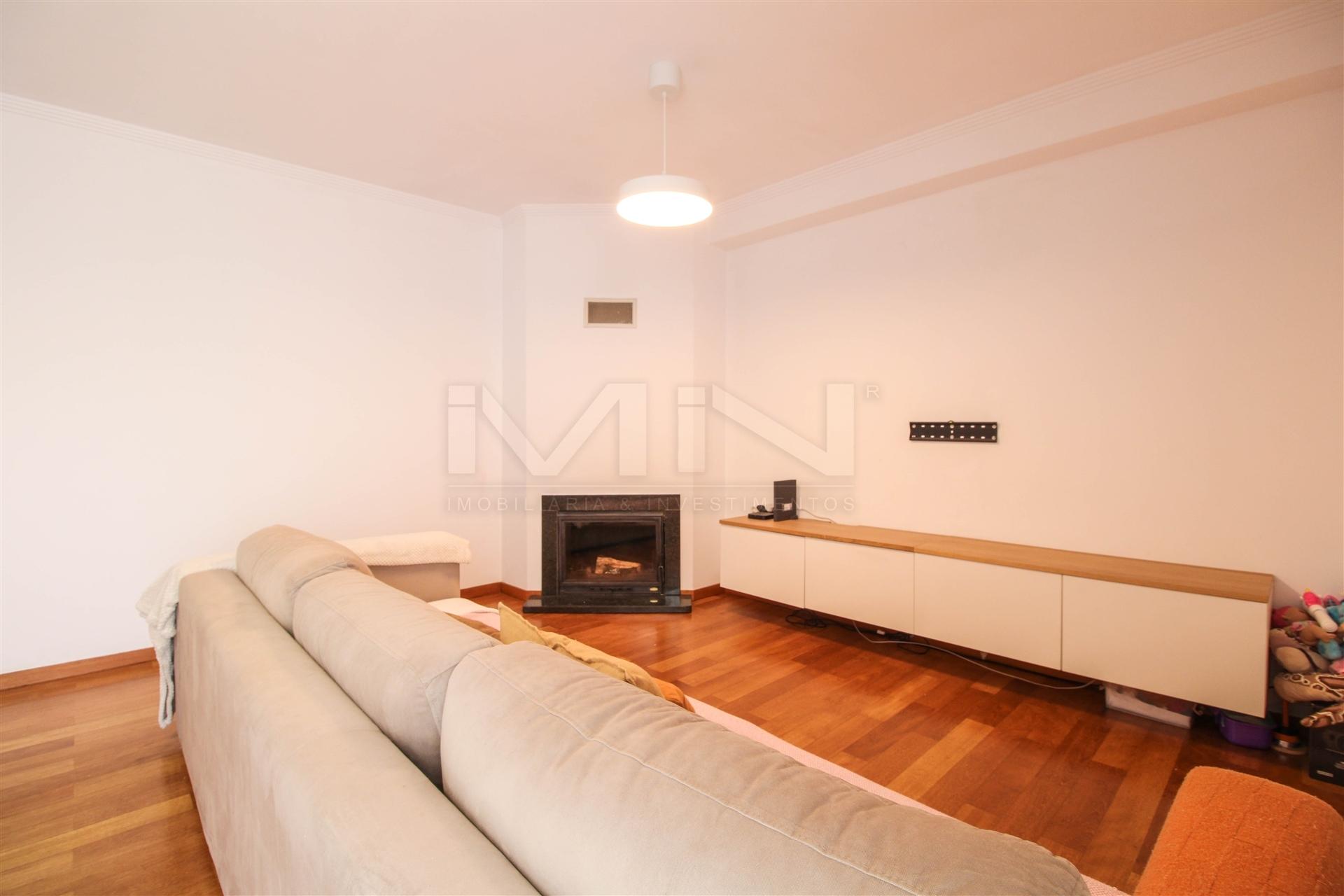 T2 c/ Suite-Garagem Box-Arrumos-Varanda