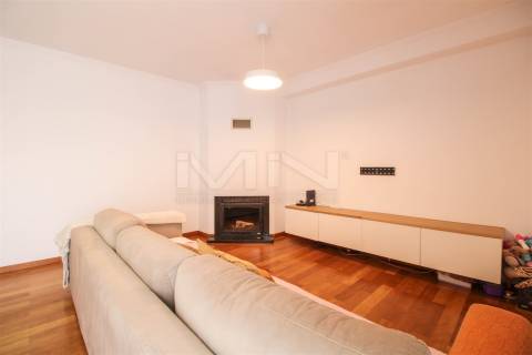 T2 c/ Suite-Garagem Box-Arrumos-Varanda