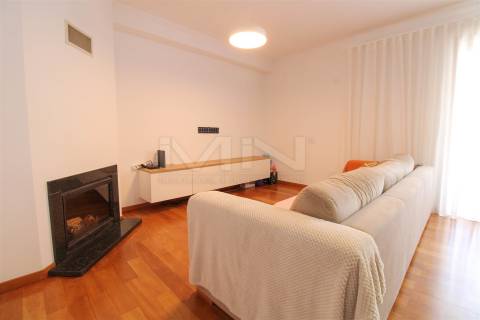 T2 c/ Suite-Garagem Box-Arrumos-Varanda