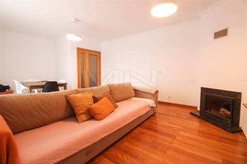 T2 c/ Suite-Garagem Box-Arrumos-Varanda