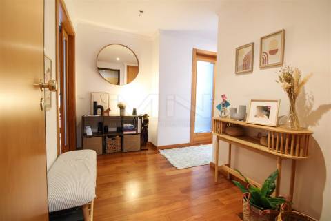 T2 c/ Suite-Garagem Box-Arrumos-Varanda