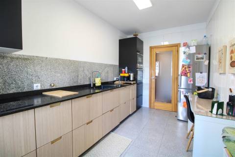 T2 c/ Suite-Garagem Box-Arrumos-Varanda