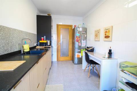 T2 c/ Suite-Garagem Box-Arrumos-Varanda