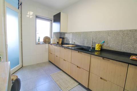 T2 c/ Suite-Garagem Box-Arrumos-Varanda