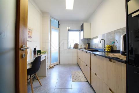 T2 c/ Suite-Garagem Box-Arrumos-Varanda
