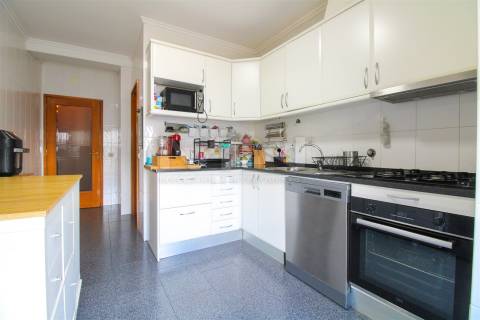 T2 c/ terraço - suite e arrumos -5 minutos do Porto