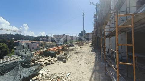 Vistas Únicas: Moradia de Luxo em Condomínio Fechado com Piscina