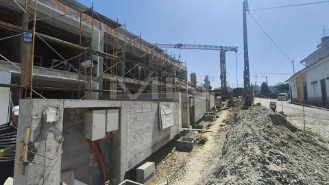 Vistas Únicas: Moradia de Luxo em Condomínio Fechado com Piscina