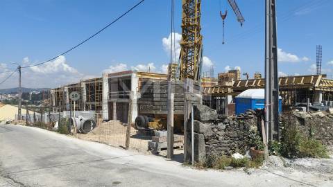 Vistas Únicas: Moradia de Luxo em Condomínio Fechado com Piscina