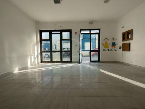 Loja T4 Venda em Baixa da Banheira e Vale da Amoreira,Moita