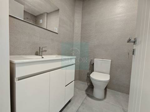 APARTAMENTO T1 C/QUINTAL A ESTREAR