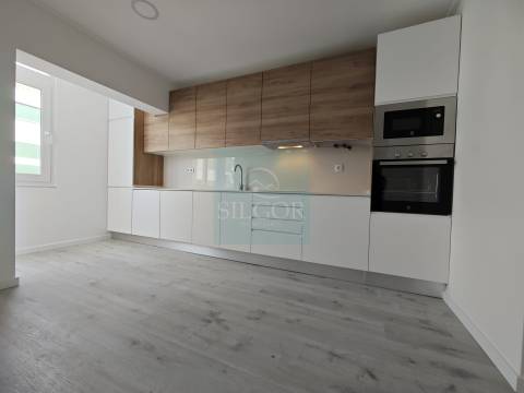 APARTAMENTO T1 C/QUINTAL A ESTREAR