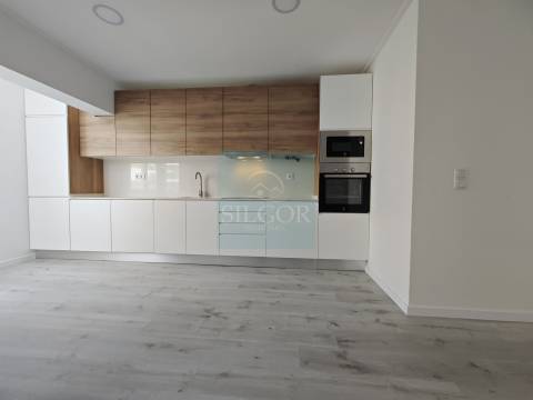 APARTAMENTO T1 C/QUINTAL A ESTREAR