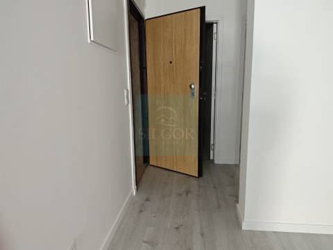 APARTAMENTO T1 C/QUINTAL A ESTREAR