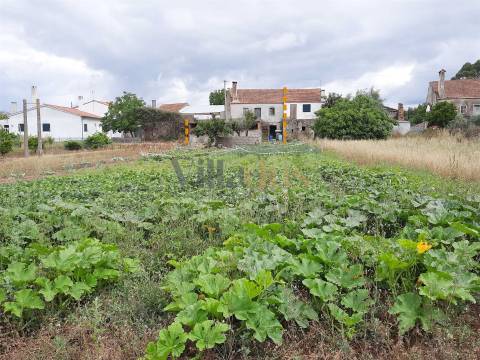 Moradia para reabilitar com 132 m2 de área bruta de construção.