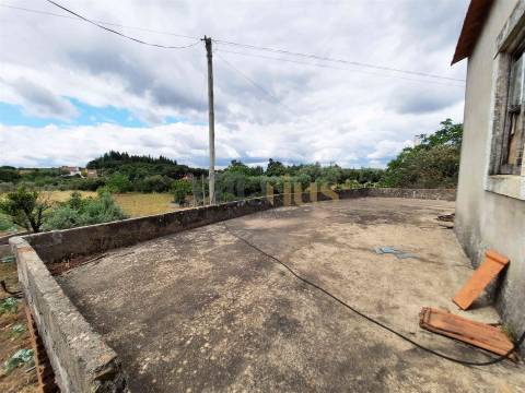 Moradia para reabilitar com 132 m2 de área bruta de construção.