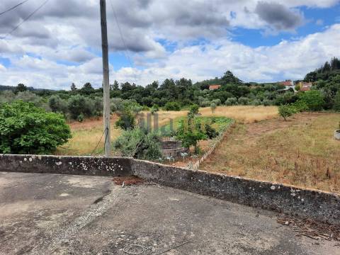 Moradia para reabilitar com 132 m2 de área bruta de construção.