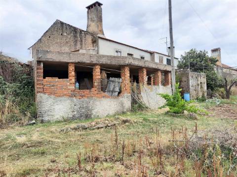 Moradia para reabilitar com 132 m2 de área bruta de construção.