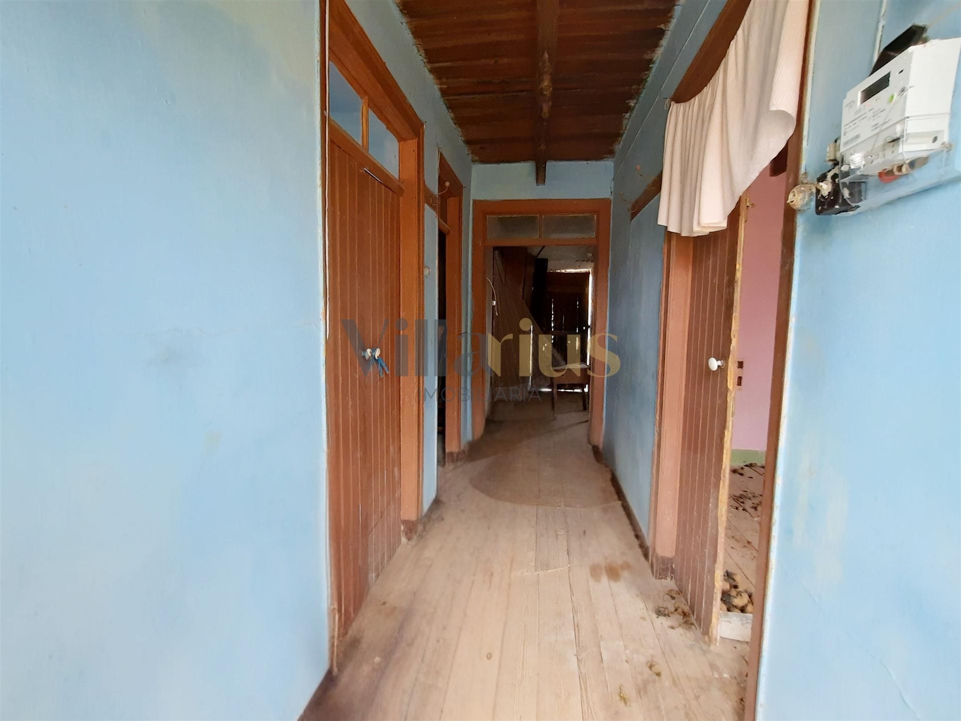 Moradia para reabilitar com 132 m2 de área bruta de construção.