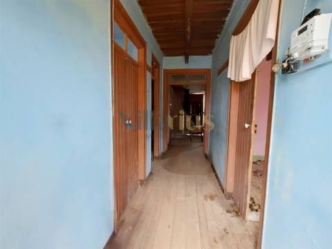 Moradia para reabilitar com 132 m2 de área bruta de construção.