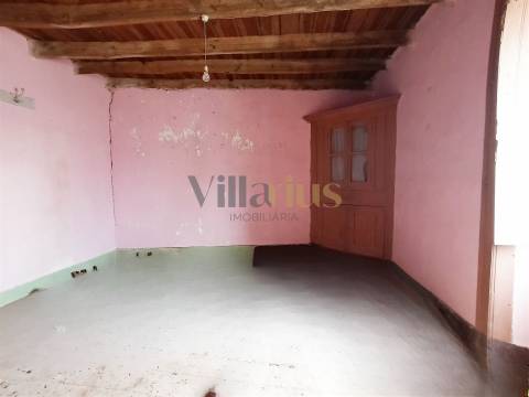 Moradia para reabilitar com 132 m2 de área bruta de construção.