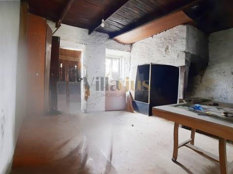 Moradia para reabilitar com 132 m2 de área bruta de construção.