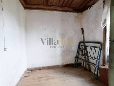 Moradia para reabilitar com 132 m2 de área bruta de construção.