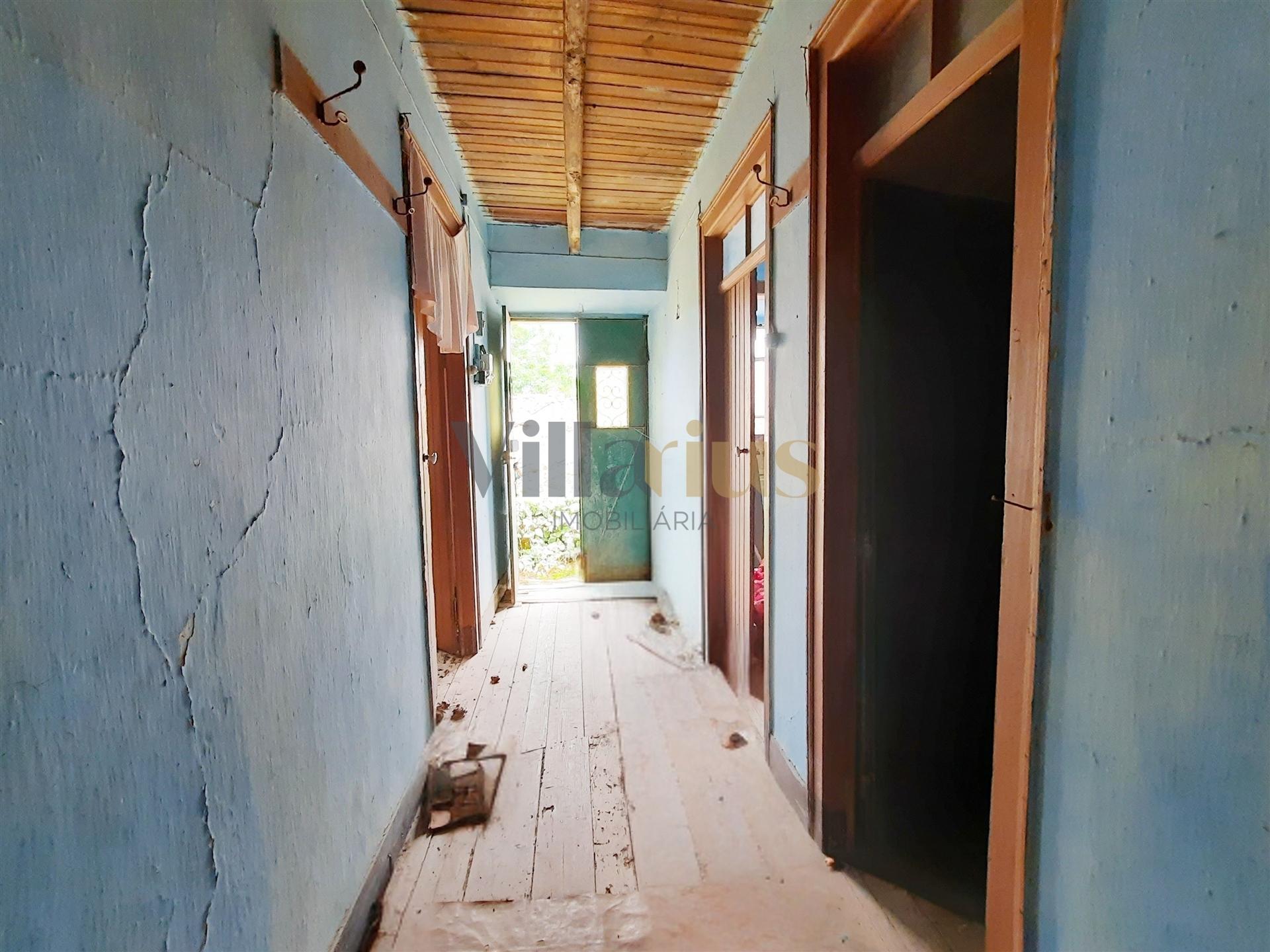 Moradia para reabilitar com 132 m2 de área bruta de construção.