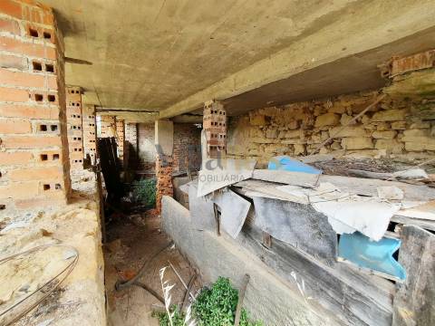 Moradia para reabilitar com 132 m2 de área bruta de construção.