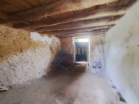 Moradia para reabilitar com 132 m2 de área bruta de construção.