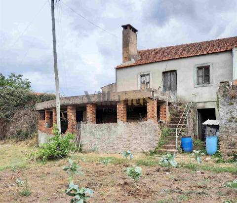 Moradia para reabilitar com 132 m2 de área bruta de construção.