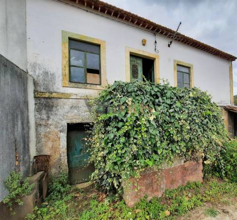 Moradia para reabilitar com 132 m2 de área bruta de construção.