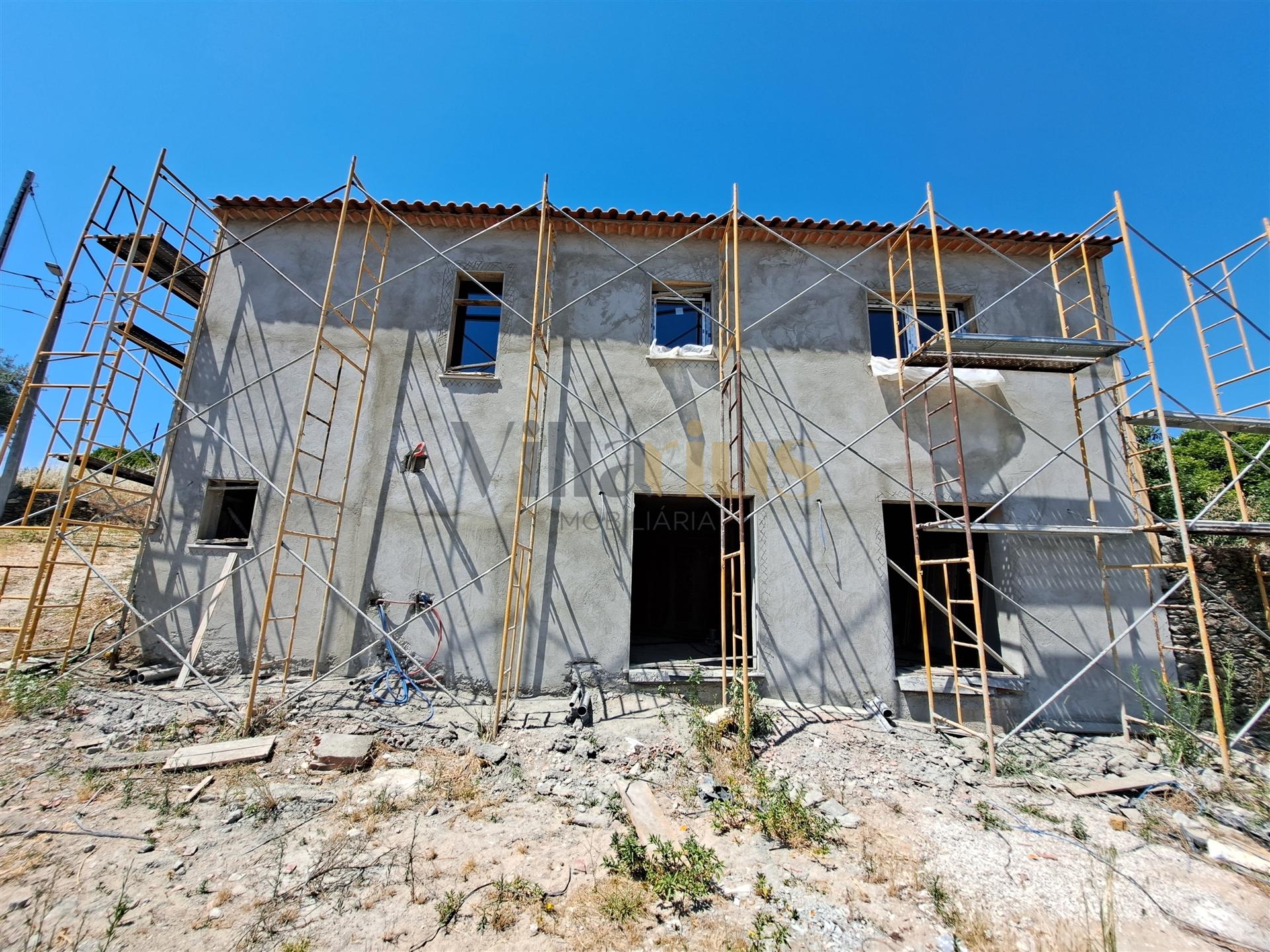 MORADIA EM REMODELAÇÃO A 7 MINUTOS DE TOMAR
