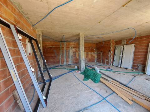 MORADIA EM REMODELAÇÃO A 7 MINUTOS DE TOMAR