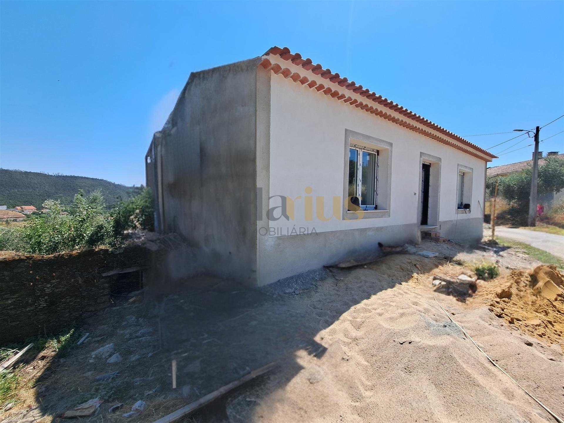 MORADIA EM REMODELAÇÃO A 7 MINUTOS DE TOMAR
