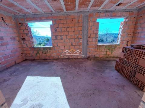 Moradia T3 em construção na zona de Ferreira do Zêzere e de Tomar