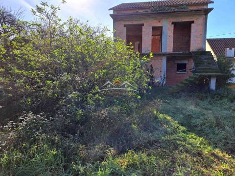 Moradia T3 em construção na zona de Ferreira do Zêzere e de Tomar