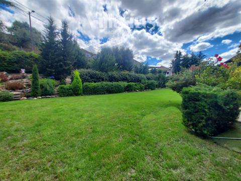 Moradia com jardim e churrasqueira a 10 minutos de Tomar