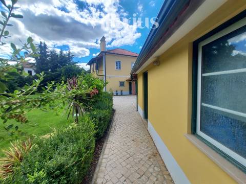 Moradia com jardim e churrasqueira a 10 minutos de Tomar