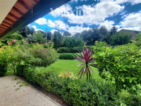 Moradia com jardim e churrasqueira a 10 minutos de Tomar