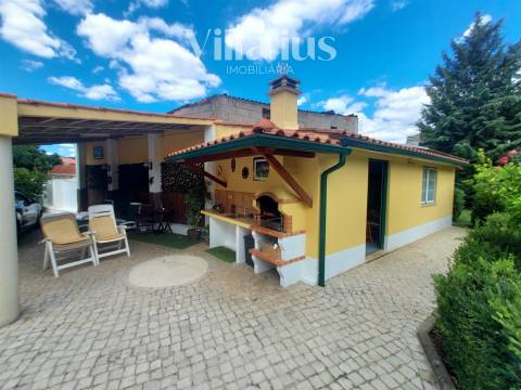 Moradia com jardim e churrasqueira a 10 minutos de Tomar