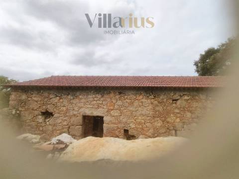 Casa em Ferreira do Zêzere em Pedra com Terreno Amplo