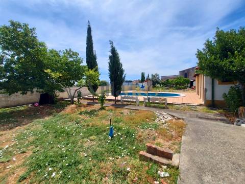 Moradia T2 com Piscina, Pomar e Garagens Duplas a 5 Minutos de Tomar &#124; Villarius