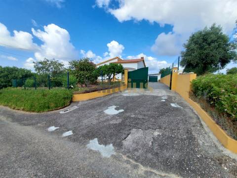 Moradia Térrea T3 com Jardim e Terreno Amplo a 5 Min de Tomar