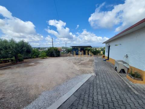 Moradia Térrea T3 com Jardim e Terreno Amplo a 5 Min de Tomar
