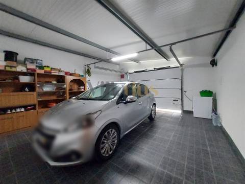 Moradia Térrea T3 com Jardim e Terreno Amplo a 5 Min de Tomar